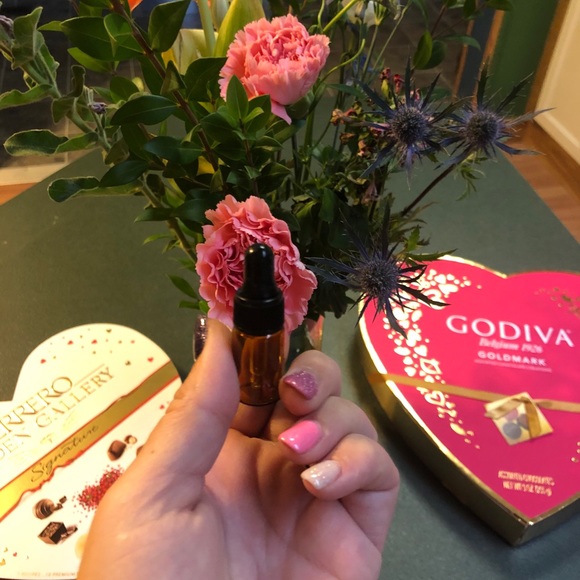 Candy & Flowers Essential Oil Blend for Love and Romance - Picture 3 of 9